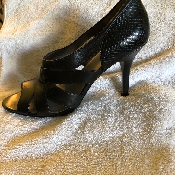 Nib never worn 7.5 black Tahari shoes - Picture 5 of 6